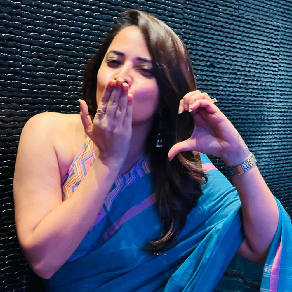 సోషల్ మీడియాలో యాక్టివ్ గా ఉండటం, తన గ్లామర్ తో ఆన్ లైన్ మాధ్యమాలను షేక్ చేయడం యాంకర్ అనసూయకు కొత్తేమీ కాదు. ఈ నేపథ్యంలోనే తాజాగా తన బర్త్ డే లుక్స్ పోస్ట్ చేసి రచ్చ చేసింది ఈ జబర్దస్త్ బ్యూటీ. ఇంకో సంవత్సరం బోల్డర్ అంటూ ట్యాగ్ లైన్ రాసి మరీ ఈ ఫొటోస్ సోషల్ మీడియాలో షేర్ చేసింది అనసూయ. దీంతో ఈ పిక్స్ వైరల్ అవుతున్నాయి.