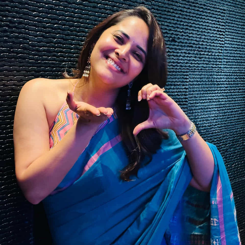 సోషల్ మీడియాలో యాక్టివ్ గా ఉండటం, తన గ్లామర్ తో ఆన్ లైన్ మాధ్యమాలను షేక్ చేయడం యాంకర్ అనసూయకు కొత్తేమీ కాదు. ఈ నేపథ్యంలోనే తాజాగా తన బర్త్ డే లుక్స్ పోస్ట్ చేసి రచ్చ చేసింది ఈ జబర్దస్త్ బ్యూటీ. ఇంకో సంవత్సరం బోల్డర్ అంటూ ట్యాగ్ లైన్ రాసి మరీ ఈ ఫొటోస్ సోషల్ మీడియాలో షేర్ చేసింది అనసూయ. దీంతో ఈ పిక్స్ వైరల్ అవుతున్నాయి.