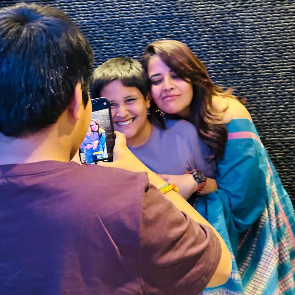 సోషల్ మీడియాలో యాక్టివ్ గా ఉండటం, తన గ్లామర్ తో ఆన్ లైన్ మాధ్యమాలను షేక్ చేయడం యాంకర్ అనసూయకు కొత్తేమీ కాదు. ఈ నేపథ్యంలోనే తాజాగా తన బర్త్ డే లుక్స్ పోస్ట్ చేసి రచ్చ చేసింది ఈ జబర్దస్త్ బ్యూటీ. ఇంకో సంవత్సరం బోల్డర్ అంటూ ట్యాగ్ లైన్ రాసి మరీ ఈ ఫొటోస్ సోషల్ మీడియాలో షేర్ చేసింది అనసూయ. దీంతో ఈ పిక్స్ వైరల్ అవుతున్నాయి.
