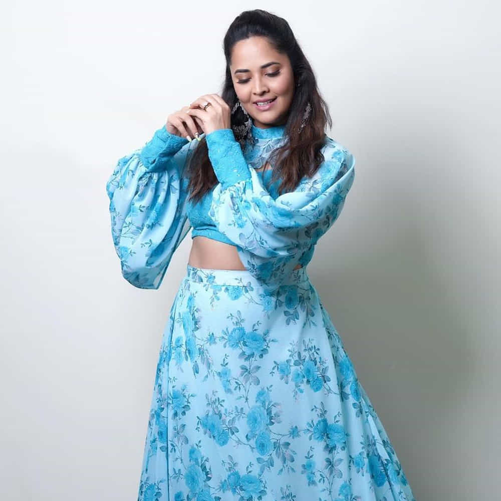 బుల్లితెరపై అందాల యాంకర్ గా పేరు తెచ్చుకున్న బ్యూటీ అనసూయ. ఇప్పటికే స్టార్ హీరోల సినిమాల్లో కీలక పాత్రల్లో నటించి ఆకట్టుకుంది ఈ భామ. రంగస్థలం మూవీలో రంగమ్మ అత్తగా అనసూయ నటనకు ప్రేక్షకాదరణ బాగా లభించింది. పుష్ప మూవీలో నెగిటివ్ రోల్ లో కనిపించి మెప్పించింది. ప్రస్తుతం పుష్ప 2, విమానం చిత్రాల్లో నటిస్తుంది ఈ భామ. తాజాగా సోషల్ షేర్ చేసిన ఈమె ఫోటోలకు కుర్రాళ్లు ఫిదా అవుతున్నారు.