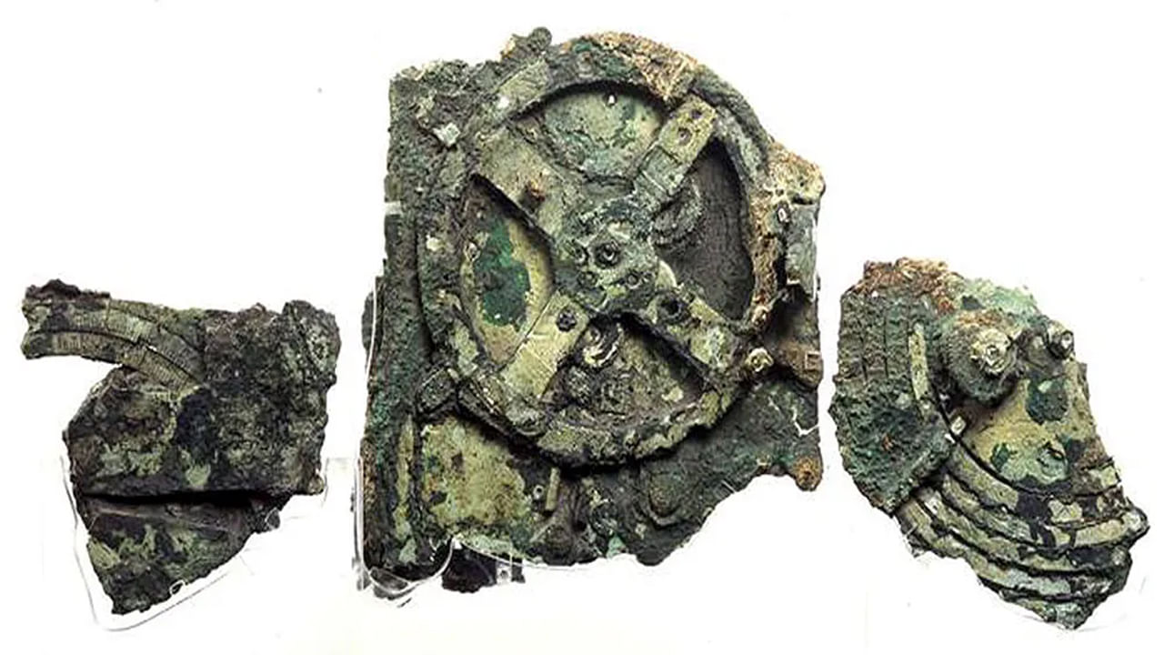 Antikythera mechanism- 
ఇదో అంతుబట్టని మిస్టరీ. 1901లో యాంటీకీథెరా దీవి లోని సముద్రంలో ఓ విరిగిపోయిన నౌకను గుర్తించారు. అందులో కనిపించిన ఓ మెకానిజం అత్యాధునిక టెక్నాలజీని కలిగి ఉంది. దానితో సౌర వ్యవస్థలో మళ్లీ మళ్లీ వచ్చే మార్పుల్ని గుర్చించడానికి వీలుంది. గ్రహలు ఎలా కదులుతాయో ఆ టెక్నాలజీ చెబుతోంది. అలాంటిది మనం చూడాలంటే మనకు వెయ్యేళ్లు పట్టొచ్చు. మరి ఆ పరికరం ఎక్కడిది? ఎవరు చేశారు? ఎలా పనిచేస్తుంది అనేది ఎవరికీ తెలియదు. ప్రపంచంలోని మొట్టమొదటి ఈ అనలాగ్ కంప్యూటర్‌గా పరిగణించబడే సంక్లిష్టమైన, పురాతన గ్రీకు పరికరం ఉద్దేశ్యం ఏమిటి?.. 