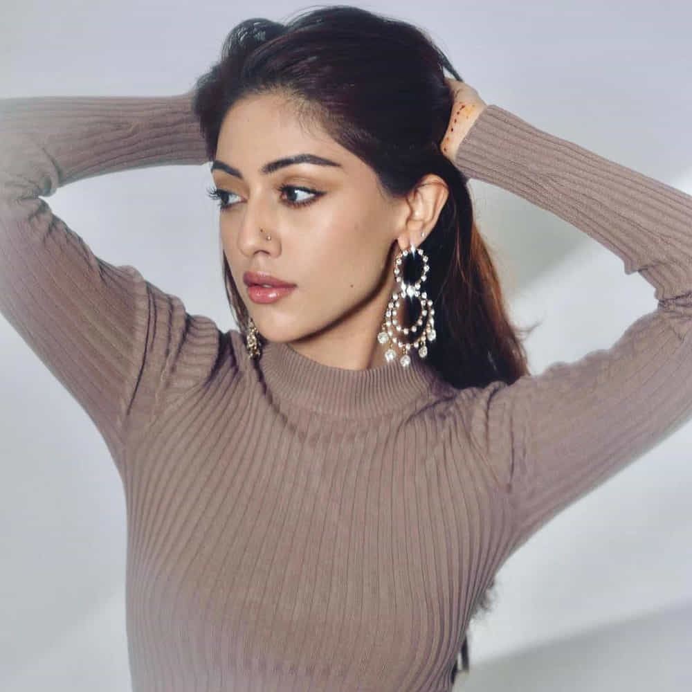 మజ్ను సినిమాతో హీరోయిన్గా పరిచయం అయ్యింది ముద్దుగుమ్మ అను ఇమ్మాన్యుయేల్. ఆతర్వాత వరుసగా సినిమాలు చేసినప్పటికీ అనుకు అనుకున్నంత క్రేజ్ రాలేదు. తక్కువ టైమ్ లోనే స్టార్ హీరోలతో జత కట్టింది అను. ఈ మధ్య అను లేత పసిడిబొమ్మలా సొగసులతో మైమరిచిపోయేలా దిగిన ఫొటోస్ షేర్ చేసింది అను ఇమ్మాన్యుయేల్..