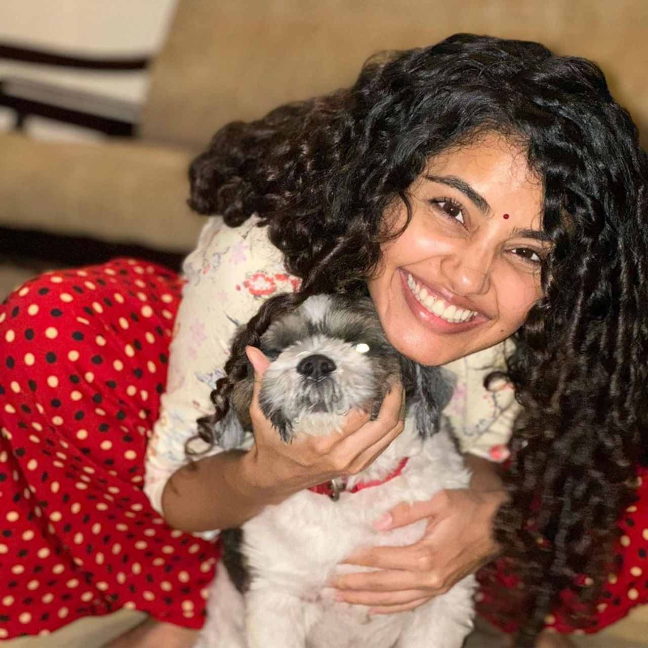 ప్రేమమ్‌ సినిమాతో వెండి తెరకు పరిచమైంది అందాల నటి అనుపమ పరమేశ్వరన్‌. తొలి సినిమాతోనే అందం, అభినయంతో తనకంటూ ఓ ప్రత్యేక గుర్తింపును సంపాదించుకుంది ఈ బ్యూటీ. అనంతరం ‘అఆ’ సినిమాతో తెలుగు ప్రేక్షకులను ఆకట్టుకుంది ఈ బ్యూటీ. వరస విజయాలతో తెలుగుకు వచ్చిన ఈ మలయాళీ ముద్దుగుమ్మ స్టార్ హీరోయిన్ అయిపోయింది. గ్లామర్‌ పాత్రలకు దూరంగా ఉంటూ నటనకు ప్రాధాన్యత ఉన్న పాత్రల్లో మెప్పిస్తూ దూసుకుపోతుంది ఈ చిన్నది. రింగురింగుల ముంగురులు ఉన్న ఈ అమ్మడి ఎక్స్ప్రెషన్స్ కి ఫాలోయింగ్ విపరీతంగా ఉంది.