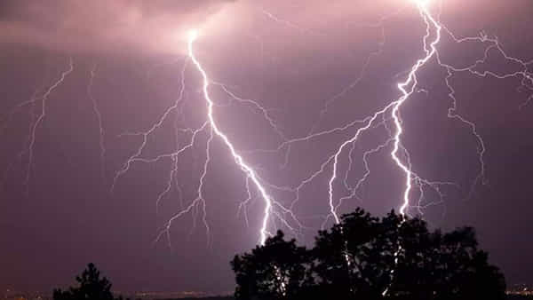 AP Latest Weather Report: ఏపీ ప్రజలకు బిగ్ అలర్ట్.. మరికాసేపట్లో పిడుగులు పడే అవకాశం..!