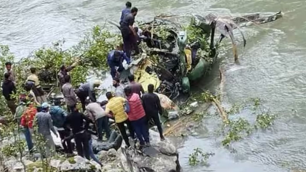 Army Chopper Crash: న‌దిలో కుప్ప‌కూలిన ఆర్మీ హెలికాఫ్ట‌ర్.. విమానంలో ముగ్గురు పైలట్లు..