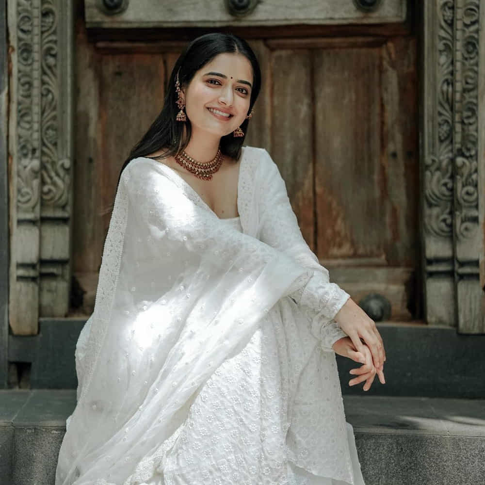 అందం, అభినయంతో చిత్రపరిశ్రమలో తనకంటూ ప్రత్యేక గుర్తింపు తెచ్చుకుంది కన్నడ సోయగం అషికా రంగనాథ్. ఓవైపు వరుస సినిమాలతో బిజీగా ఉన్న ఈ అమ్మడు.. మరోవైపు సోషల్ మీడియాలోనూ ఫుల్ యాక్టివ్‏గా ఉంటుంది. తాగాజా ఈ అమ్మడు షేర్ చేసిన ఫొటోస్ చూసి కుర్రకారు పిచ్చెక్కిపోతున్నారు..