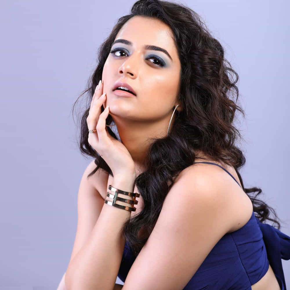 అందం, అభినయంతో చిత్రపరిశ్రమలో తనకంటూ ప్రత్యేక గుర్తింపు తెచ్చుకుంది కన్నడ సోయగం అషికా రంగనాథ్. ఓవైపు వరుస సినిమాలతో బిజీగా ఉన్న ఈ అమ్మడు.. మరోవైపు సోషల్ మీడియాలోనూ ఫుల్ యాక్టివ్గా ఉంటుంది. తాగాజా ఈ అమ్మడు షేర్ చేసిన ఫొటోస్ చూసి కుర్రకారు పిచ్చెక్కిపోతున్నారు..