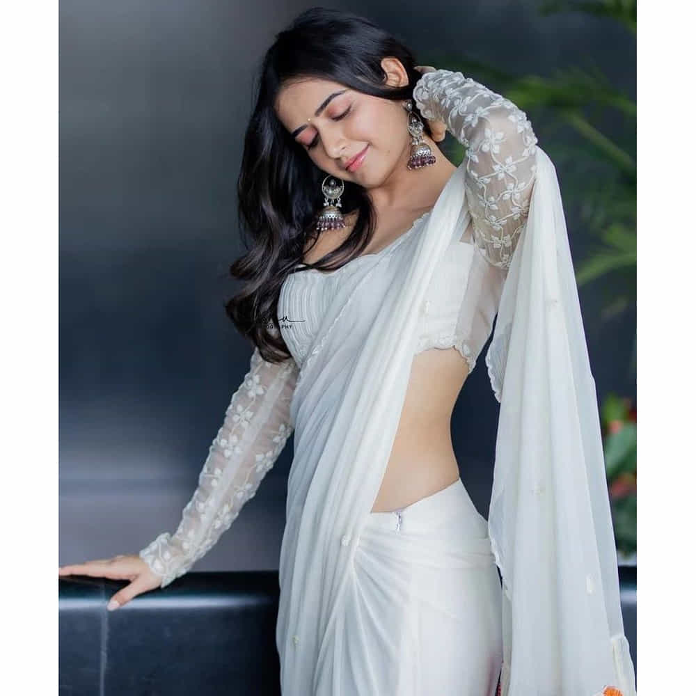అందం, అభినయంతో చిత్రపరిశ్రమలో తనకంటూ ప్రత్యేక గుర్తింపు తెచ్చుకుంది కన్నడ సోయగం అషికా రంగనాథ్. ఓవైపు వరుస సినిమాలతో బిజీగా ఉన్న ఈ అమ్మడు.. మరోవైపు సోషల్ మీడియాలోనూ ఫుల్ యాక్టివ్‏గా ఉంటుంది. తాగాజా ఈ అమ్మడు షేర్ చేసిన ఫొటోస్ చూసి కుర్రకారు పిచ్చెక్కిపోతున్నారు..