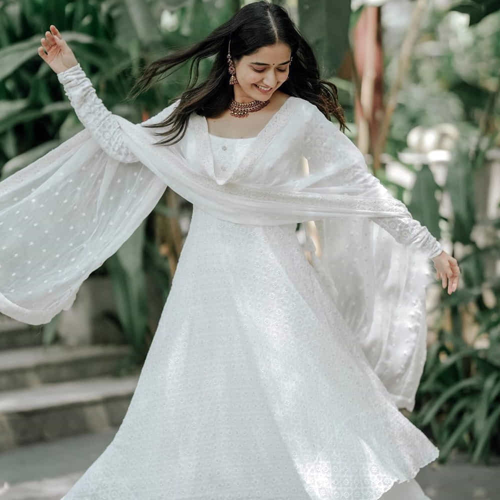 అందం, అభినయంతో చిత్రపరిశ్రమలో తనకంటూ ప్రత్యేక గుర్తింపు తెచ్చుకుంది కన్నడ సోయగం అషికా రంగనాథ్. ఓవైపు వరుస సినిమాలతో బిజీగా ఉన్న ఈ అమ్మడు.. మరోవైపు సోషల్ మీడియాలోనూ ఫుల్ యాక్టివ్‏గా ఉంటుంది. తాగాజా ఈ అమ్మడు షేర్ చేసిన ఫొటోస్ చూసి కుర్రకారు పిచ్చెక్కిపోతున్నారు..