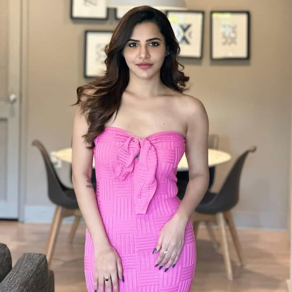 అషూ రెడ్డి.. తెలుగు సినిమా ప్రేక్షకులకు పరిచయం అవసరం లేని పేరు. మొదట డబ్‌స్మాష్ వీడియోలతో జూనియర్ సమంతగా క్రేజ్‌ తెచ్చుకున్న ఈ బ్యూటీ. బిగ్‌బాస్‌ సీజన్ 3లో కంటెస్టెంట్‌గా పాల్గొని టాలీవుడ్‌ ప్రేక్షకులకు మరింత చేరువైంది. దీని తర్వాత టీవీ షోలు, సినిమాలతో బిజీగా మారిపోయింది. ఇటీవల విడుదలైన ఫోకస్ సినిమాలో పోలీస్‌గానూ నటించి మెప్పించింది. సామజిక మాధ్యమాల్లో చురుకుగా ఉంటున్న అషు రెడ్డి.. నిత్యం ఓ కొత్త ఫోటోషూట్ పోస్ట్ చేస్తూ వస్తోంది.