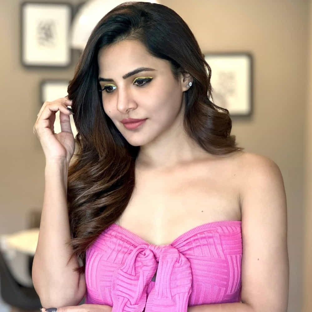 అషూ రెడ్డి.. తెలుగు సినిమా ప్రేక్షకులకు పరిచయం అవసరం లేని పేరు. మొదట డబ్‌స్మాష్ వీడియోలతో జూనియర్ సమంతగా క్రేజ్‌ తెచ్చుకున్న ఈ బ్యూటీ. బిగ్‌బాస్‌ సీజన్ 3లో కంటెస్టెంట్‌గా పాల్గొని టాలీవుడ్‌ ప్రేక్షకులకు మరింత చేరువైంది. దీని తర్వాత టీవీ షోలు, సినిమాలతో బిజీగా మారిపోయింది. ఇటీవల విడుదలైన ఫోకస్ సినిమాలో పోలీస్‌గానూ నటించి మెప్పించింది. సామజిక మాధ్యమాల్లో చురుకుగా ఉంటున్న అషు రెడ్డి.. నిత్యం ఓ కొత్త ఫోటోషూట్ పోస్ట్ చేస్తూ వస్తోంది.