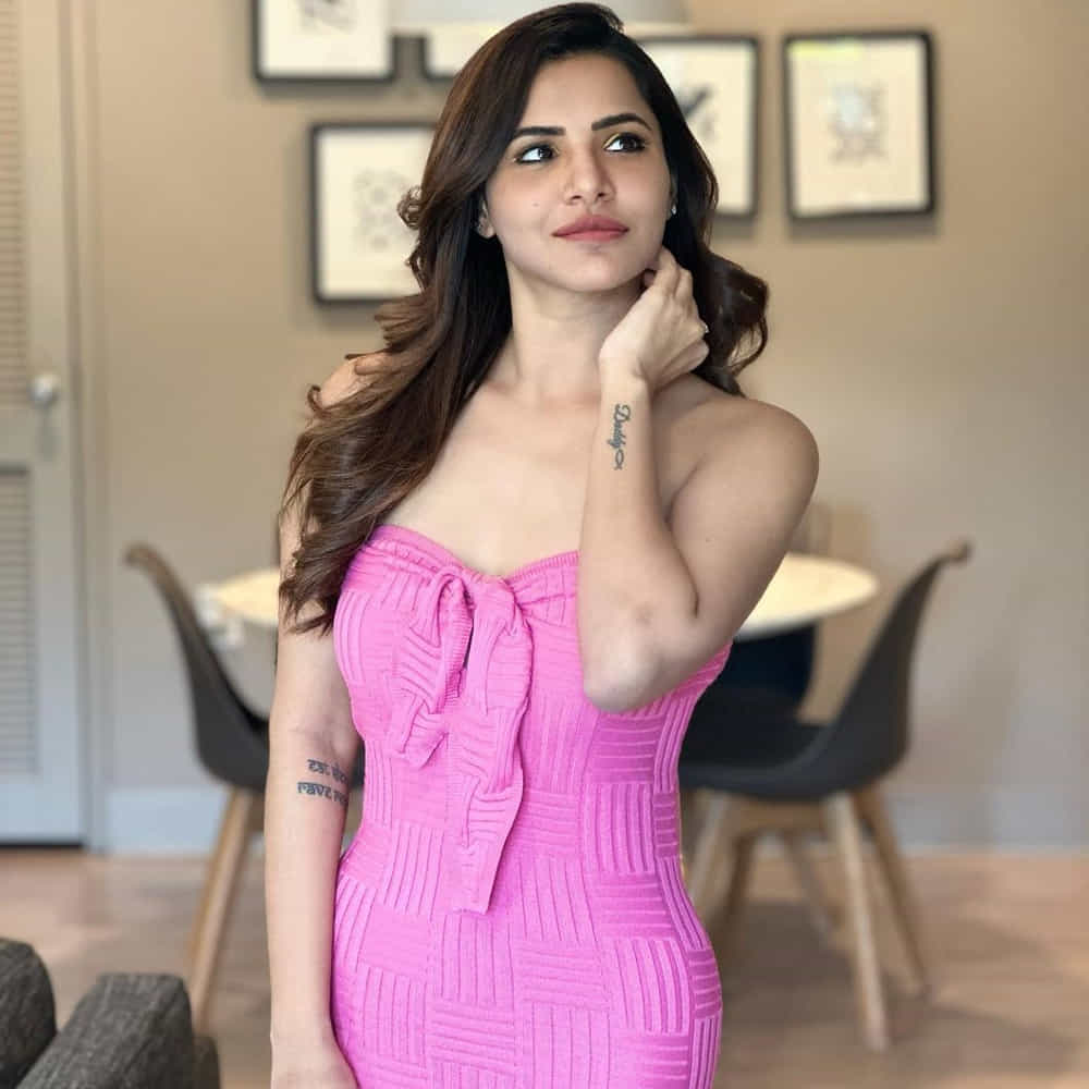అషూ రెడ్డి.. తెలుగు సినిమా ప్రేక్షకులకు పరిచయం అవసరం లేని పేరు. మొదట డబ్‌స్మాష్ వీడియోలతో జూనియర్ సమంతగా క్రేజ్‌ తెచ్చుకున్న ఈ బ్యూటీ. బిగ్‌బాస్‌ సీజన్ 3లో కంటెస్టెంట్‌గా పాల్గొని టాలీవుడ్‌ ప్రేక్షకులకు మరింత చేరువైంది. దీని తర్వాత టీవీ షోలు, సినిమాలతో బిజీగా మారిపోయింది. ఇటీవల విడుదలైన ఫోకస్ సినిమాలో పోలీస్‌గానూ నటించి మెప్పించింది. సామజిక మాధ్యమాల్లో చురుకుగా ఉంటున్న అషు రెడ్డి.. నిత్యం ఓ కొత్త ఫోటోషూట్ పోస్ట్ చేస్తూ వస్తోంది.