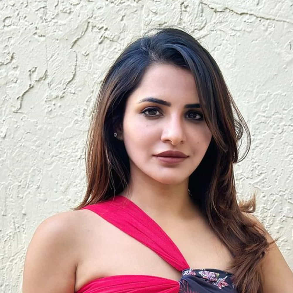 అషూ రెడ్డి.. తెలుగు సినిమా ప్రేక్షకులకు పరిచయం అవసరం లేని పేరు. మొదట డబ్‌స్మాష్ వీడియోలతో జూనియర్ సమంతగా క్రేజ్‌ తెచ్చుకున్న ఈ బ్యూటీ. బిగ్‌బాస్‌ సీజన్ 3లో కంటెస్టెంట్‌గా పాల్గొని టాలీవుడ్‌ ప్రేక్షకులకు మరింత చేరువైంది. దీని తర్వాత టీవీ షోలు, సినిమాలతో బిజీగా మారిపోయింది. ఇటీవల విడుదలైన ఫోకస్ సినిమాలో పోలీస్‌గానూ నటించి మెప్పించింది. సామజిక మాధ్యమాల్లో చురుకుగా ఉంటున్న అషు రెడ్డి.. నిత్యం ఓ కొత్త ఫోటోషూట్ పోస్ట్ చేస్తూ వస్తోంది. 