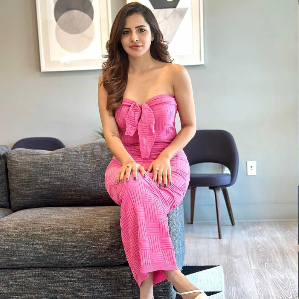 అషూ రెడ్డి.. తెలుగు సినిమా ప్రేక్షకులకు పరిచయం అవసరం లేని పేరు. మొదట డబ్‌స్మాష్ వీడియోలతో జూనియర్ సమంతగా క్రేజ్‌ తెచ్చుకున్న ఈ బ్యూటీ. బిగ్‌బాస్‌ సీజన్ 3లో కంటెస్టెంట్‌గా పాల్గొని టాలీవుడ్‌ ప్రేక్షకులకు మరింత చేరువైంది. దీని తర్వాత టీవీ షోలు, సినిమాలతో బిజీగా మారిపోయింది. ఇటీవల విడుదలైన ఫోకస్ సినిమాలో పోలీస్‌గానూ నటించి మెప్పించింది. సామజిక మాధ్యమాల్లో చురుకుగా ఉంటున్న అషు రెడ్డి.. నిత్యం ఓ కొత్త ఫోటోషూట్ పోస్ట్ చేస్తూ వస్తోంది.