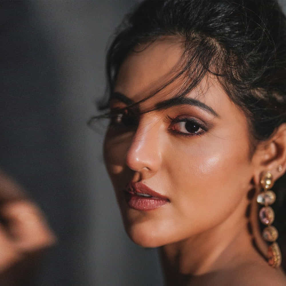 అతుల్య రవి.. తమిళంలో ఎన్నో సూపర్ హిట్ చిత్రాల్లో నటించి స్టార్ డమ్ కోసం ఎదురుచూస్తుంది అతుల్య. 2017లో వెండితెరకు పరిచయమై తొలి సినిమాతోనే హిట్ అందుకున్న ఈ అమ్మడు.. ఇటీవలే యంగ్ హీరో కిరణ్ అబ్బవరం మీటర్ సినిమాతో తెలుగు తెరకు పరిచయమైంది. తాజాగా ఈ ముద్దుగుమ్మ షేర్ చేసిన ఫోటోలు చూసి కుర్రకారు తెగ ఖుషి అవుతున్నరు.