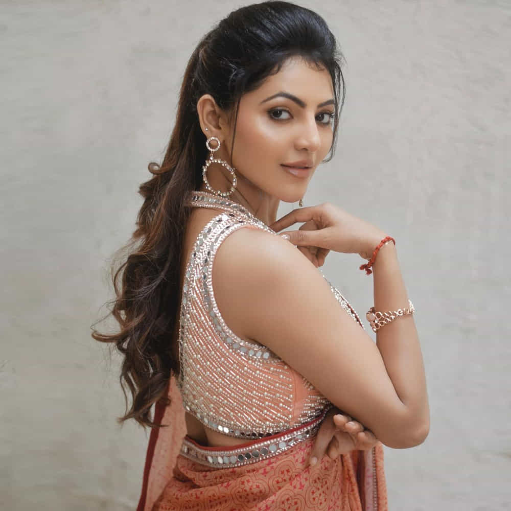 అతుల్య రవి.. తమిళంలో ఎన్నో సూపర్ హిట్ చిత్రాల్లో నటించి స్టార్ డమ్ కోసం ఎదురుచూస్తుంది అతుల్య. 2017లో వెండితెరకు పరిచయమై తొలి సినిమాతోనే హిట్ అందుకున్న ఈ అమ్మడు.. ఇటీవలే యంగ్ హీరో కిరణ్ అబ్బవరం మీటర్ సినిమాతో తెలుగు తెరకు పరిచయమైంది. తాజాగా ఈ ముద్దుగుమ్మ షేర్ చేసిన ఫోటోలు చూసి కుర్రకారు తెగ ఖుషి అవుతున్నరు.