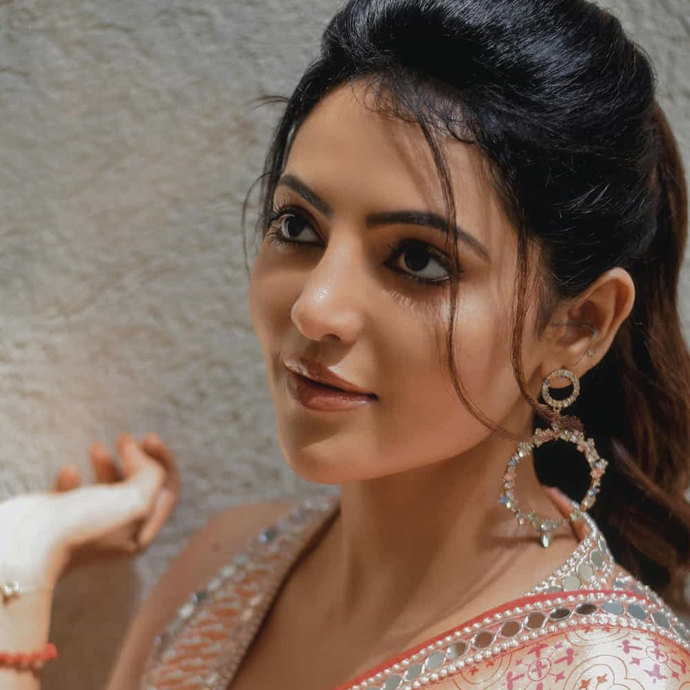అతుల్య రవి.. తమిళంలో ఎన్నో సూపర్ హిట్ చిత్రాల్లో నటించి స్టార్ డమ్ కోసం ఎదురుచూస్తుంది అతుల్య. 2017లో వెండితెరకు పరిచయమై తొలి సినిమాతోనే హిట్ అందుకున్న ఈ అమ్మడు.. ఇటీవలే యంగ్ హీరో కిరణ్ అబ్బవరం మీటర్ సినిమాతో తెలుగు తెరకు పరిచయమైంది. తాజాగా ఈ ముద్దుగుమ్మ షేర్ చేసిన ఫోటోలు చూసి కుర్రకారు తెగ ఖుషి అవుతున్నరు.