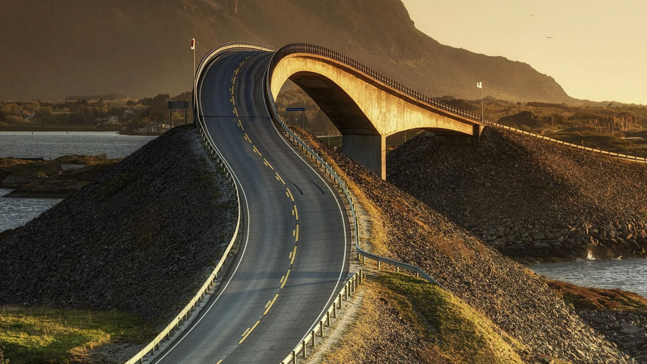 Atlantic Road, Norway: నార్వే 'ది అట్లాంటిక్' రహదారి అనేక చిన్న ద్వీపాలపై నిర్మించబడింది. 8.3 కిలోమీటర్ల పొడవైన ఈ మార్గంలో నడవడం దానికదే ప్రత్యేకత. ఇక్కడికి వచ్చిన తర్వాత మళ్లీ మళ్లీ రావాలనిపిస్తోంది.