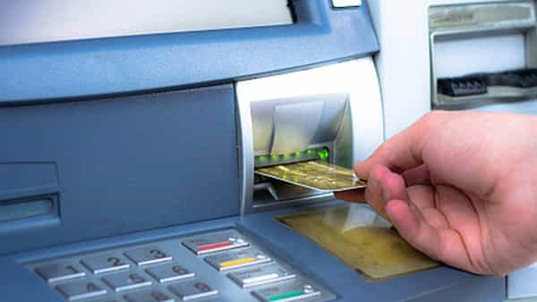 Viral: డబ్బు డ్రా చేసేందుకు ATM వద్దకు వెళ్లిన వ్యక్తి.. లోపల కార్డు పెట్టగానే.. క్యాష్కు బదులు