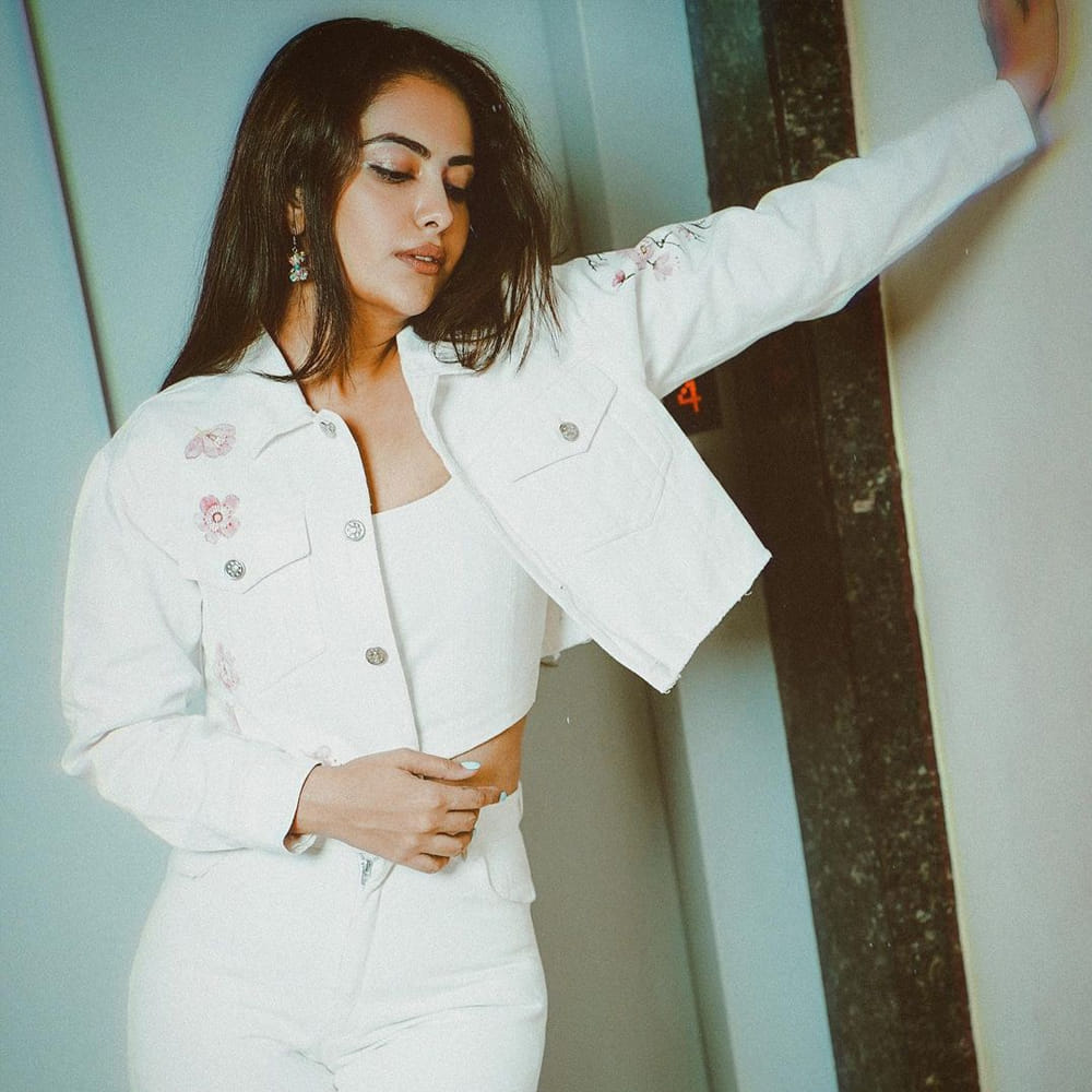 ఉయ్యాలా జంపాల సినిమాతో వెండితెరకు పరిచయమై తెలుగు ప్రేక్షకులకు దగ్గరయ్యింది అవికాగోర్. ఈ ముద్దుగుమ్మ వరుస ఆఫర్లను అందుకుంటూ చిత్రపరిశ్రమలో తనకంటూ ప్రత్యేక ఇమేజ్ క్రియేట్ చేసుకుంది. అవికా న్యూ ఫోటోషూట్ తో కిల్లింగ్ ఎక్సప్రెషన్స్ తో యూత్ ను ఎట్రాక్ట్ చేస్తుంది. ఇప్పుడు ఏకంగా లోకల్ ట్రైన్ ఎక్కి సందడి చేసింది.