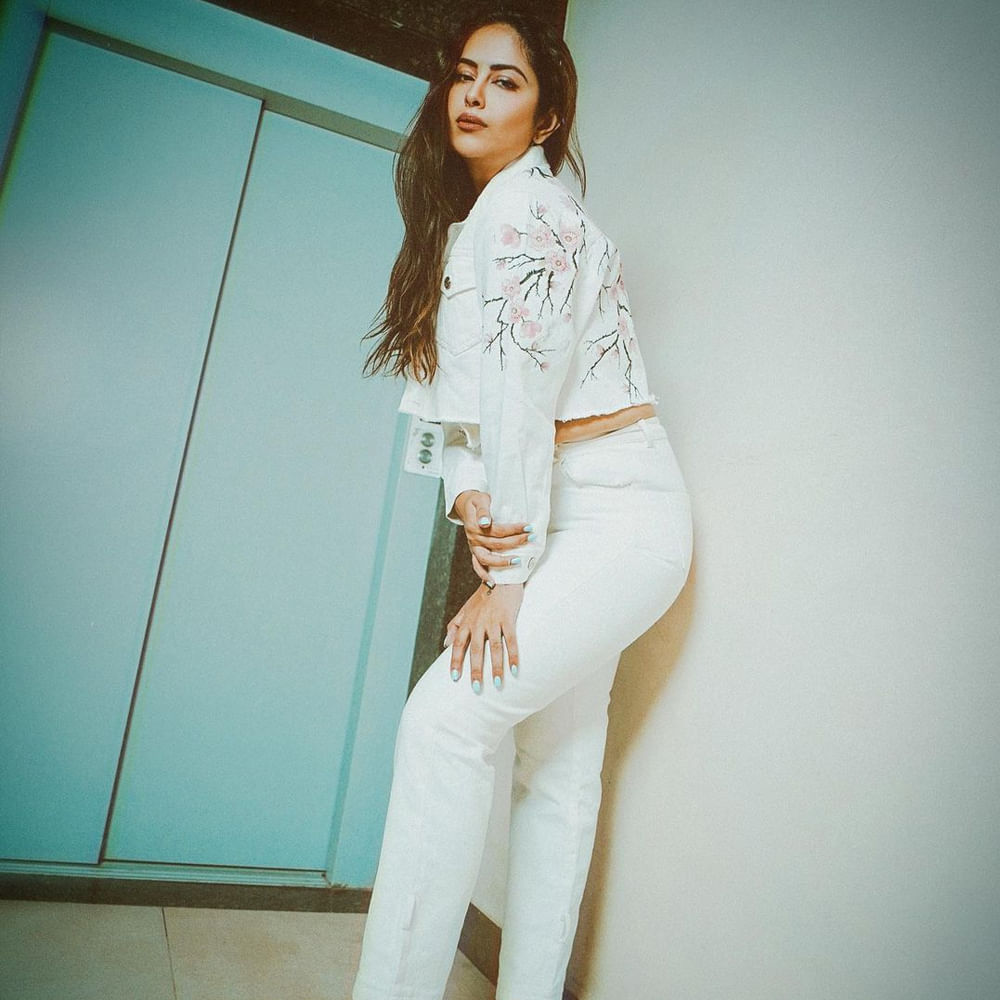 ఉయ్యాలా జంపాల సినిమాతో వెండితెరకు పరిచయమై తెలుగు ప్రేక్షకులకు దగ్గరయ్యింది అవికాగోర్. ఈ ముద్దుగుమ్మ వరుస ఆఫర్లను అందుకుంటూ చిత్రపరిశ్రమలో తనకంటూ ప్రత్యేక ఇమేజ్ క్రియేట్ చేసుకుంది. అవికా న్యూ ఫోటోషూట్ తో కిల్లింగ్ ఎక్సప్రెషన్స్ తో యూత్ ను ఎట్రాక్ట్ చేస్తుంది. ఇప్పుడు ఏకంగా లోకల్ ట్రైన్ ఎక్కి సందడి చేసింది.