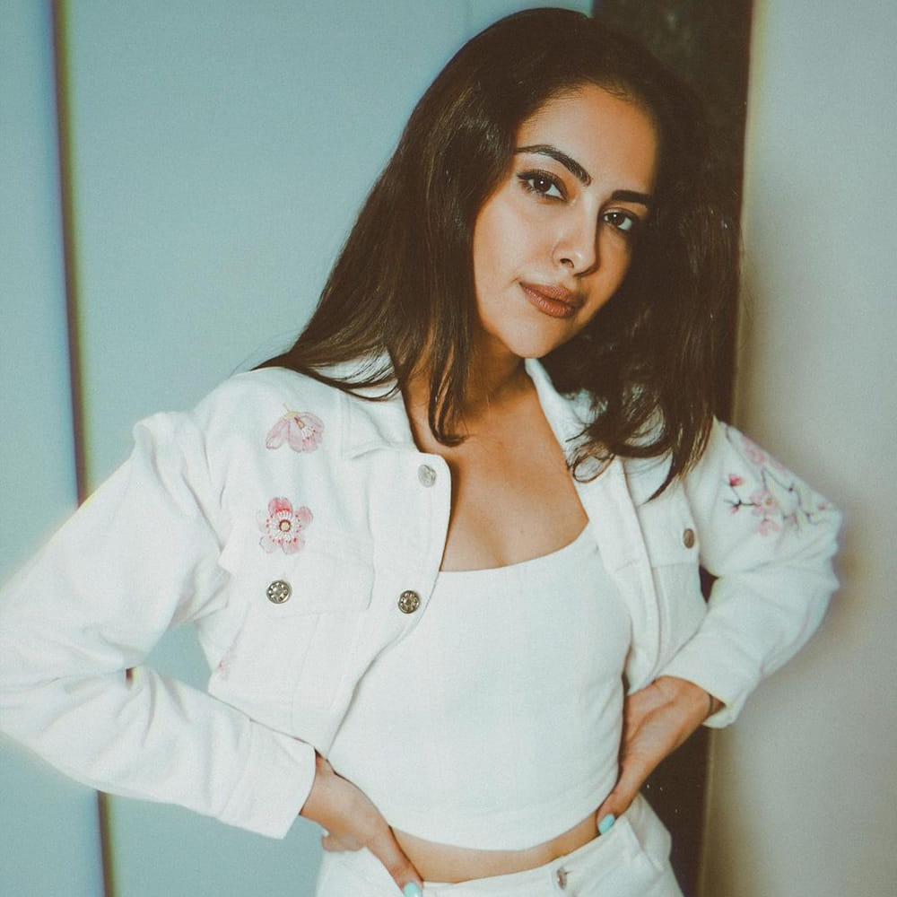 ఉయ్యాలా జంపాల సినిమాతో వెండితెరకు పరిచయమై తెలుగు ప్రేక్షకులకు దగ్గరయ్యింది అవికాగోర్. ఈ ముద్దుగుమ్మ వరుస ఆఫర్లను అందుకుంటూ చిత్రపరిశ్రమలో తనకంటూ ప్రత్యేక ఇమేజ్ క్రియేట్ చేసుకుంది. అవికా న్యూ ఫోటోషూట్ తో కిల్లింగ్ ఎక్సప్రెషన్స్ తో యూత్ ను ఎట్రాక్ట్ చేస్తుంది. ఇప్పుడు ఏకంగా లోకల్ ట్రైన్ ఎక్కి సందడి చేసింది.