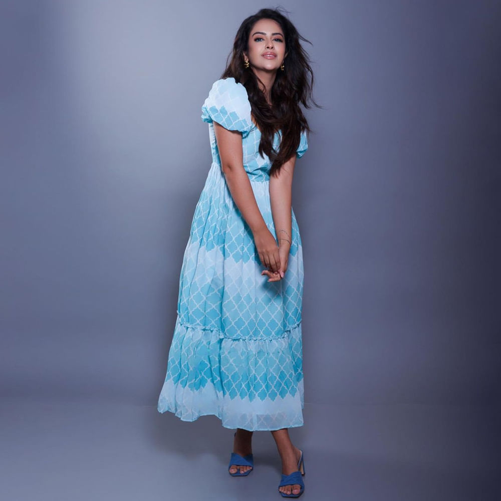 ఉయ్యాలా జంపాల సినిమాతో వెండితెరకు పరిచయమై తెలుగు ప్రేక్షకులకు దగ్గరయ్యింది అవికాగోర్. ఈ ముద్దుగుమ్మ వరుస ఆఫర్లను అందుకుంటూ చిత్రపరిశ్రమలో తనకంటూ ప్రత్యేక ఇమేజ్ క్రియేట్ చేసుకుంది. అవికా న్యూ ఫోటోషూట్ తో కిల్లింగ్ ఎక్సప్రెషన్స్ తో యూత్ ను ఎట్రాక్ట్ చేస్తుంది. ఇప్పుడు ఏకంగా లోకల్ ట్రైన్ ఎక్కి సందడి చేసింది.