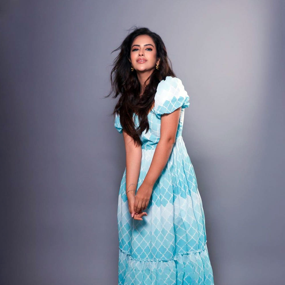 ఉయ్యాలా జంపాల సినిమాతో వెండితెరకు పరిచయమై తెలుగు ప్రేక్షకులకు దగ్గరయ్యింది అవికాగోర్. ఈ ముద్దుగుమ్మ వరుస ఆఫర్లను అందుకుంటూ చిత్రపరిశ్రమలో తనకంటూ ప్రత్యేక ఇమేజ్ క్రియేట్ చేసుకుంది. అవికా న్యూ ఫోటోషూట్ తో కిల్లింగ్ ఎక్సప్రెషన్స్ తో యూత్ ను ఎట్రాక్ట్ చేస్తుంది. ఇప్పుడు ఏకంగా లోకల్ ట్రైన్ ఎక్కి సందడి చేసింది.