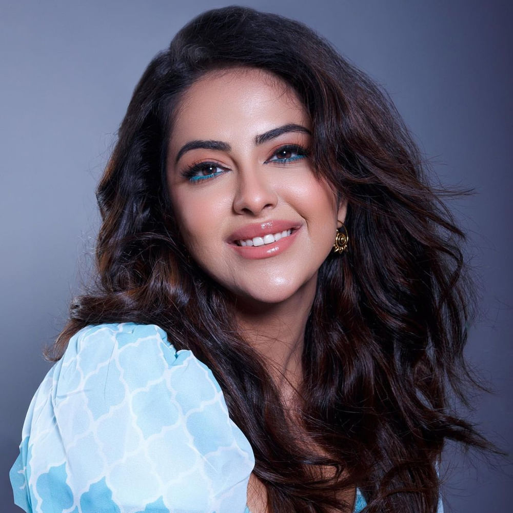 ఉయ్యాలా జంపాల సినిమాతో వెండితెరకు పరిచయమై తెలుగు ప్రేక్షకులకు దగ్గరయ్యింది అవికాగోర్. ఈ ముద్దుగుమ్మ వరుస ఆఫర్లను అందుకుంటూ చిత్రపరిశ్రమలో తనకంటూ ప్రత్యేక ఇమేజ్ క్రియేట్ చేసుకుంది. అవికా న్యూ ఫోటోషూట్ తో కిల్లింగ్ ఎక్సప్రెషన్స్ తో యూత్ ను ఎట్రాక్ట్ చేస్తుంది. ఇప్పుడు ఏకంగా లోకల్ ట్రైన్ ఎక్కి సందడి చేసింది.