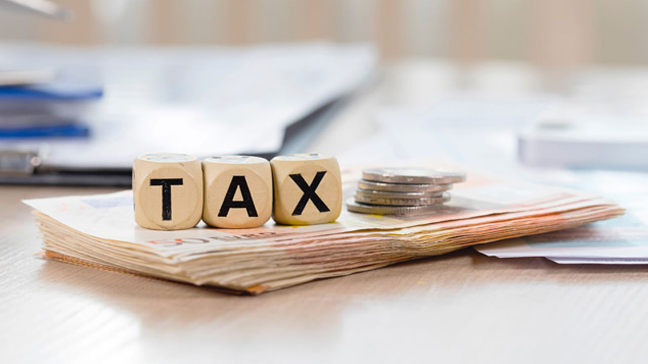 అవును, బ్రహ్మచారులు ప్రభుత్వానికి ట్యాక్స్ చెల్లించాల్సి ఉంటుంది. అగ్రరాజ్యం అమెరికాలో బ్యాచలర్స్ ప్రభుత్వానికి పన్ను చెల్లించే వారు. అయితే, ఇది ఇప్పుడు కాదులేండి. 1820ల నాటి ముచ్చట. కొంత కాలంలో అమల్లో ఉన్న ఈ పన్ను విధానం.. ఆ తరువాత రద్దు చేయబడింది. 