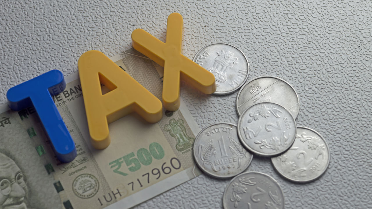 మిస్సోరి నగరంలో బ్యాచిలర్స్ ట్యాక్స్ పేరుతో ఈ పన్నును వసూలు చేశారు.  21 నుంచి 50 సంవత్సరాల వయస్సు గల బ్యాచిలర్ పురుషులు ఈ పన్నును చెల్లించాల్సి ఉండేది. 