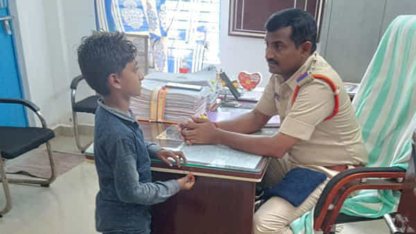 Andhra Pradesh: రోజు తాగివచ్చి అమ్మని కొడతాడు.. తండ్రికి బుద్ధిచెప్పమని ఎస్సైకు ఓ బుడ్డోడు ఫిర్యాదు..
