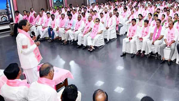 Telangana: తెలంగాణ భవన్లో బీఆర్ఎస్ విస్త్రృతస్థాయి సమావేశం.. కీలక అంశాలపై చర్చ..!