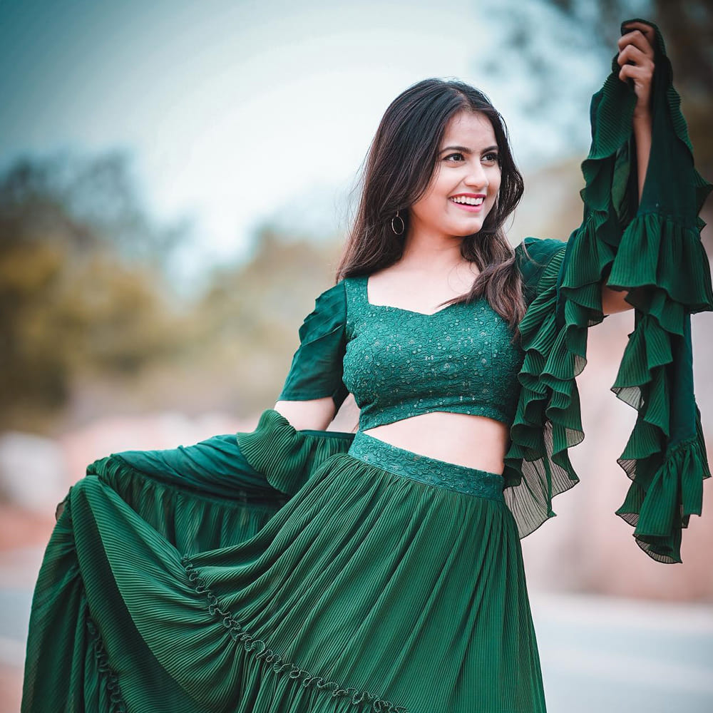 వర్షినీ.. బన్నీవాక్స్ పేరుతో టిక్ టాక్‌లో వీడియోలను చేస్తూ.. సోషల్ మీడియాలో సూపర్ పాపులారిటీ సంపాదించుకుంది ఈ ముద్దుగుమ్మ. అంతేకాదు ఓ సినిమాలో హీరోయిన్‌గా కూడా చేసింది.
