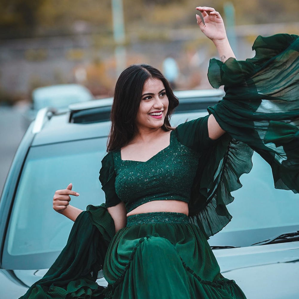 వర్షినీ.. బన్నీవాక్స్ పేరుతో టిక్ టాక్‌లో వీడియోలను చేస్తూ.. సోషల్ మీడియాలో సూపర్ పాపులారిటీ సంపాదించుకుంది ఈ ముద్దుగుమ్మ. అంతేకాదు ఓ సినిమాలో హీరోయిన్‌గా కూడా చేసింది.
