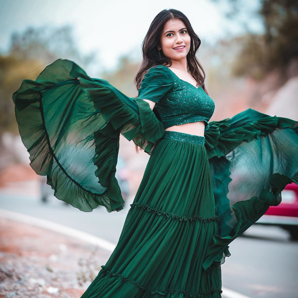 వర్షినీ.. బన్నీవాక్స్ పేరుతో టిక్ టాక్‌లో వీడియోలను చేస్తూ.. సోషల్ మీడియాలో సూపర్ పాపులారిటీ సంపాదించుకుంది ఈ ముద్దుగుమ్మ. అంతేకాదు ఓ సినిమాలో హీరోయిన్‌గా కూడా చేసింది.
