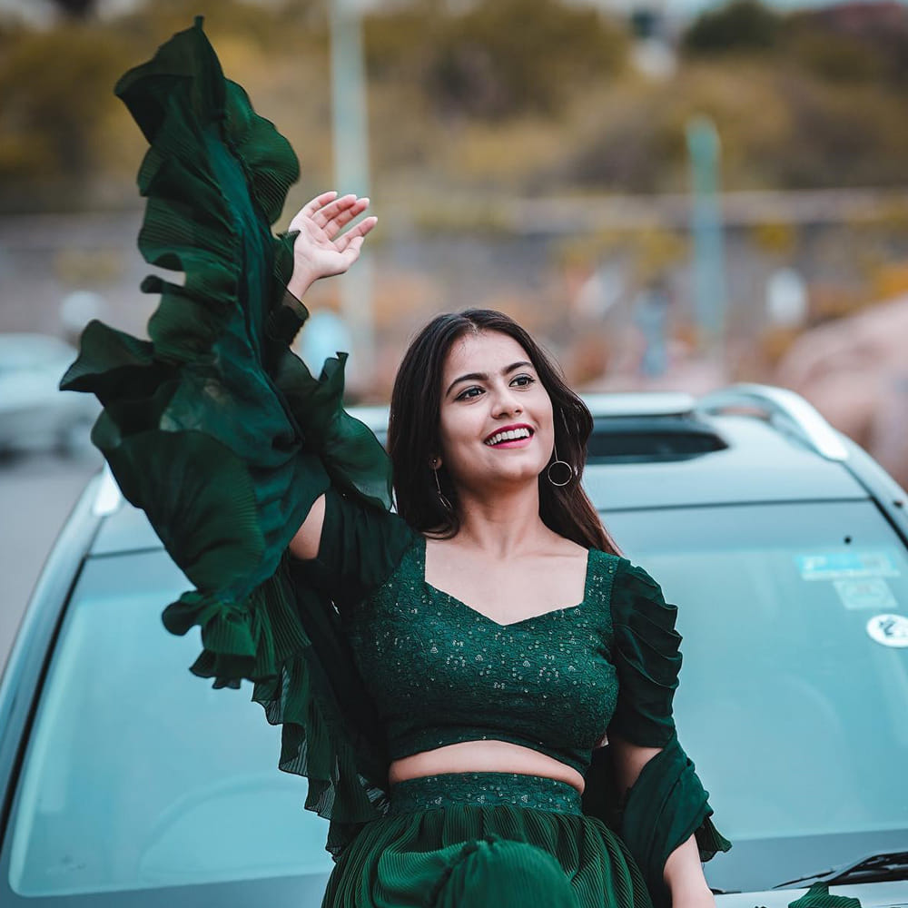 వర్షినీ.. బన్నీవాక్స్ పేరుతో టిక్ టాక్‌లో వీడియోలను చేస్తూ.. సోషల్ మీడియాలో సూపర్ పాపులారిటీ సంపాదించుకుంది ఈ ముద్దుగుమ్మ. అంతేకాదు ఓ సినిమాలో హీరోయిన్‌గా కూడా చేసింది.
