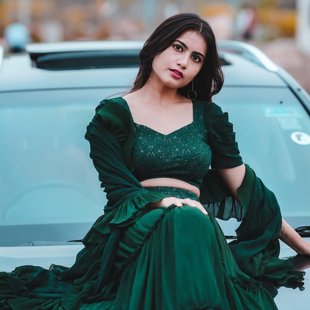 వర్షినీ.. బన్నీవాక్స్ పేరుతో టిక్ టాక్‌లో వీడియోలను చేస్తూ.. సోషల్ మీడియాలో సూపర్ పాపులారిటీ సంపాదించుకుంది ఈ ముద్దుగుమ్మ. అంతేకాదు ఓ సినిమాలో హీరోయిన్‌గా కూడా చేసింది.
