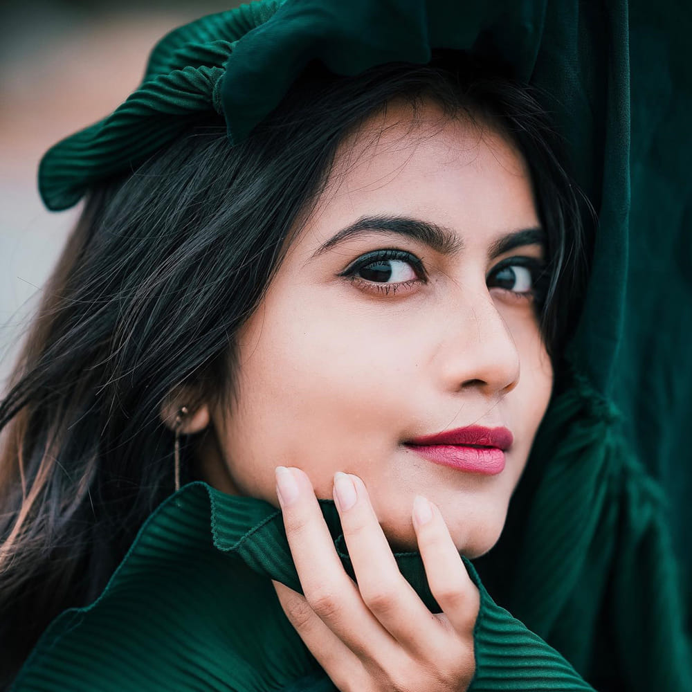 వర్షినీ.. బన్నీవాక్స్ పేరుతో టిక్ టాక్‌లో వీడియోలను చేస్తూ.. సోషల్ మీడియాలో సూపర్ పాపులారిటీ సంపాదించుకుంది ఈ ముద్దుగుమ్మ. అంతేకాదు ఓ సినిమాలో హీరోయిన్‌గా కూడా చేసింది.
