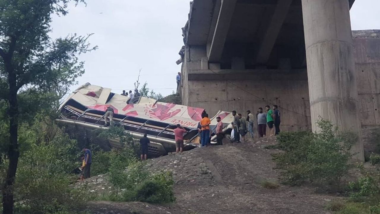 Bus Accident: జమ్ముకశ్మీర్ రోడ్డు ప్రమాదంలో 10కి పెరిగిన మృతుల సంఖ్య.. స్పందించిన లెఫ్టినెంట్ గవర్నర్