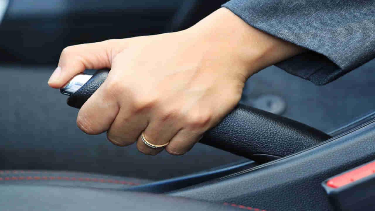 Car Handbrake Tips: హ్యాండ్‌బ్రేక్‌ను సరిగ్గా ఎలా ఉపయోగించాలి.. ఎప్పుడు ఉపయోగించాలో మనలో మీకు తెలుసా..