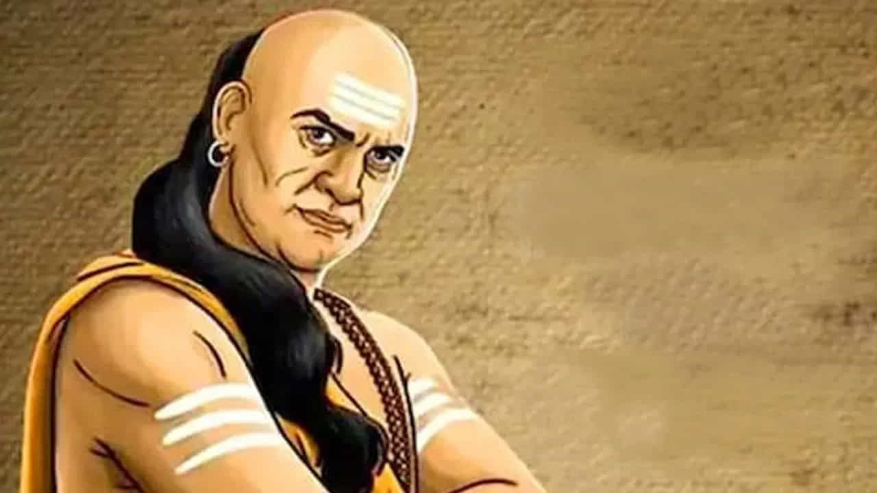 చాణక్యుడు ప్రకారం ఏ వ్యక్తి పుట్టుకతో గొప్పవాడు కాదు. అతను చేసే పనుల ద్వారా.. గొప్పదనం తెలుస్తుంది.  గొప్పదనం అనేది ప్రారంభ పరిస్థితులు లేదా వైఫల్యాల ద్వారా నిర్ణయించబడదని, వాటిని అధిగమించడానికి తీసుకునే చర్యల ద్వారా నిర్ణయించబడుతుందని చాణక్యుడు నమ్ముతాడు. అపజయం కలిగిందని.. చేపట్టిన పనిని ఎప్పటికీ వదులుకోకూడదు.
