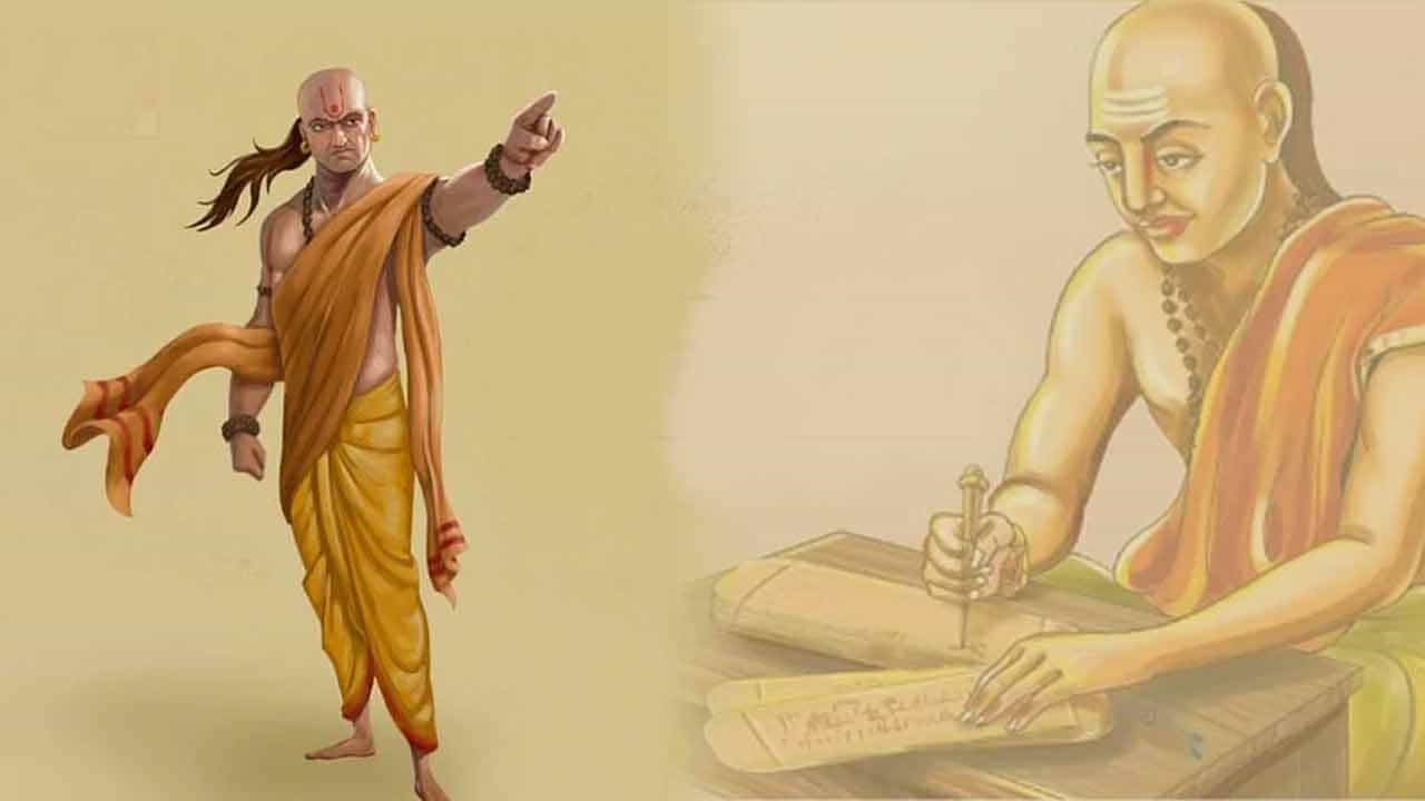 అసూయ: ఆచార్య చాణక్యుడు ప్రకారం.. మీ పట్ల అసూయపడే వ్యక్తి నుండి ఎల్లప్పుడూ దూరం ఉండాలి. మీ విజయాలకు లేదా సంపద చూసి అసూయపడే .. లేదా కుళ్లుకునే వ్యక్తుల నుండి దూరంగా ఉండండి. వీరి స్నేహం ప్రతికూల భావోద్వేగాలను కలిగించవచ్చు. లేదా హానికలిగించవచ్చు. లేదా అల్లకల్లోలానికి దారి తీయవచ్చు. అంతేకాదు జీవితంలో కొన్ని మంచి అవకాశాలు వచ్చే అవకాశం ఉన్నా అసూయ పరులు ఆ అవకాశాలను మీ దగ్గరకు చేరనివ్వకుండా చేస్తారు.