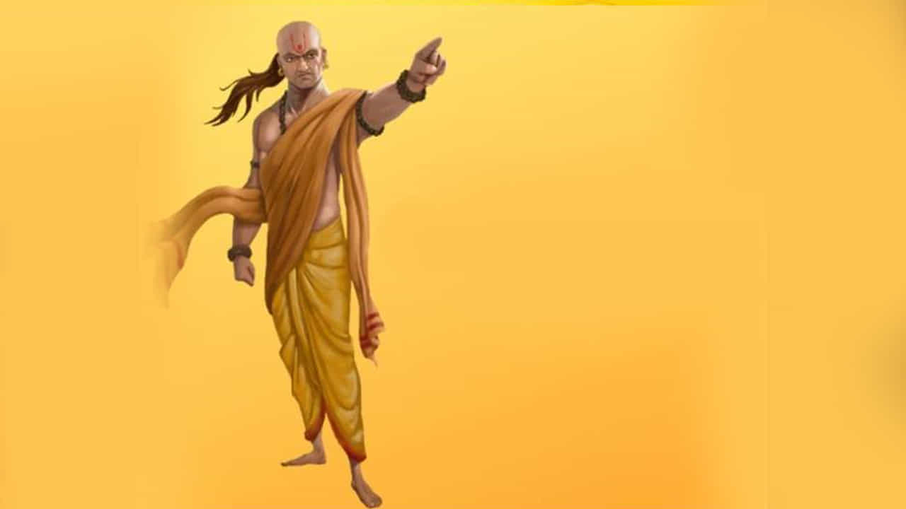 అంగీకారం, ఆసక్తి లేకపోవడం: చాణక్యుడు ప్రకారం నొప్పి, విచారం జీవితంలో అనివార్యమైన భాగాలు. వాటిని అంగీకరించడం తప్పనిసరి. అంతేకాదు.. ప్రతి ఒక్కరి జీవితంలో నొప్పి, విచారం తప్పనిసరి అని భావించి ముందుకు సాగితే.. అంతర్గత శాంతిని సాధించడంలో సహాయపడుతుంది. జీవితంలో ఏ బాధైనా, విచారణ అయినా శాశ్వతం కాదని గుర్తుంచుకోండి.
