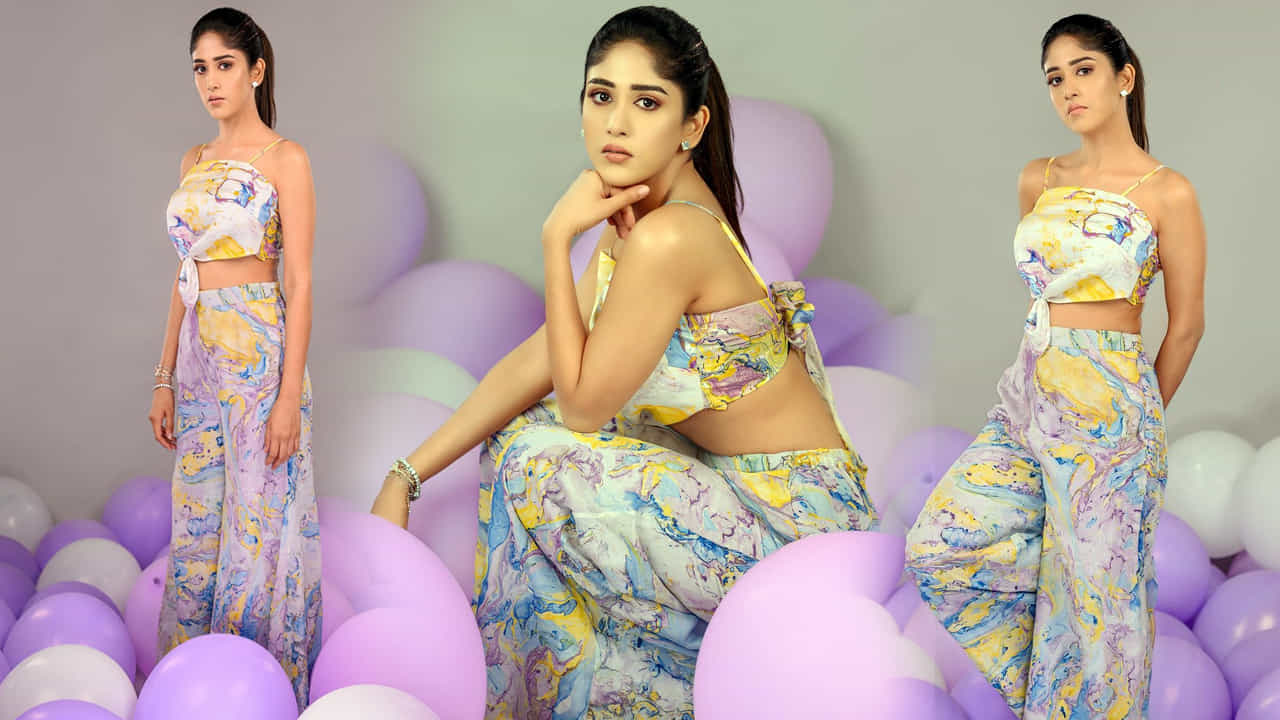 షార్ట్ ఫిలిమ్లతో కెరీర్ మొదలు పెట్టి ఇప్పుడు టాలీవుడ్ హీరోయిన్ గా ఎదుగుతున్న నటి చాందిని చౌదరి. తనదైన అందం, అభినయం , నటనతో అతికాలంలోనే మంచి గుర్తింపు సంపాదించుకుందీ వైజాగ్ బ్యూటీ. తెలుగులో ఇప్పుడు వరుస సినిమాలతో అందరికి దగ్గర అవుతుంది ఈ అమ్మడు.అదే తరహాలో న్యూ ఫోటోషూట్ తో అలరిస్తుంది చాందిని.