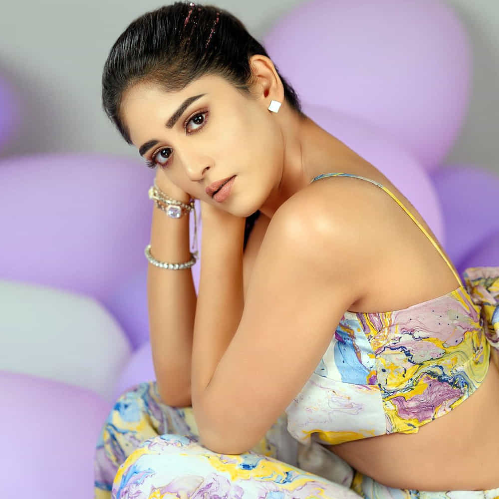 షార్ట్ ఫిలిమ్లతో కెరీర్ మొదలు పెట్టి ఇప్పుడు టాలీవుడ్ హీరోయిన్ గా ఎదుగుతున్న నటి చాందిని చౌదరి. తనదైన అందం, అభినయం , నటనతో అతికాలంలోనే మంచి గుర్తింపు సంపాదించుకుందీ వైజాగ్ బ్యూటీ. తెలుగులో ఇప్పుడు వరుస సినిమాలతో అందరికి దగ్గర అవుతుంది ఈ అమ్మడు.అదే తరహాలో న్యూ ఫోటోషూట్ తో అలరిస్తుంది చాందిని.