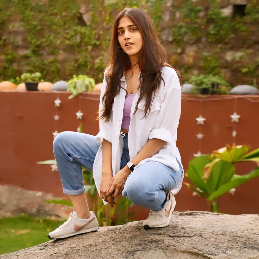 షార్ట్ ఫిలిమ్లతో కెరీర్ మొదలు పెట్టి ఇప్పుడు టాలీవుడ్ హీరోయిన్ గా ఎదుగుతున్న నటి చాందిని చౌదరి. తనదైన అందం, అభినయం , నటనతో అతికాలంలోనే మంచి గుర్తింపు సంపాదించుకుందీ వైజాగ్ బ్యూటీ. తెలుగులో ఇప్పుడు వరుస సినిమాలతో అందరికి దగ్గర అవుతుంది ఈ అమ్మడు.అదే తరహాలో న్యూ ఫోటోషూట్ తో అలరిస్తుంది చాందిని.