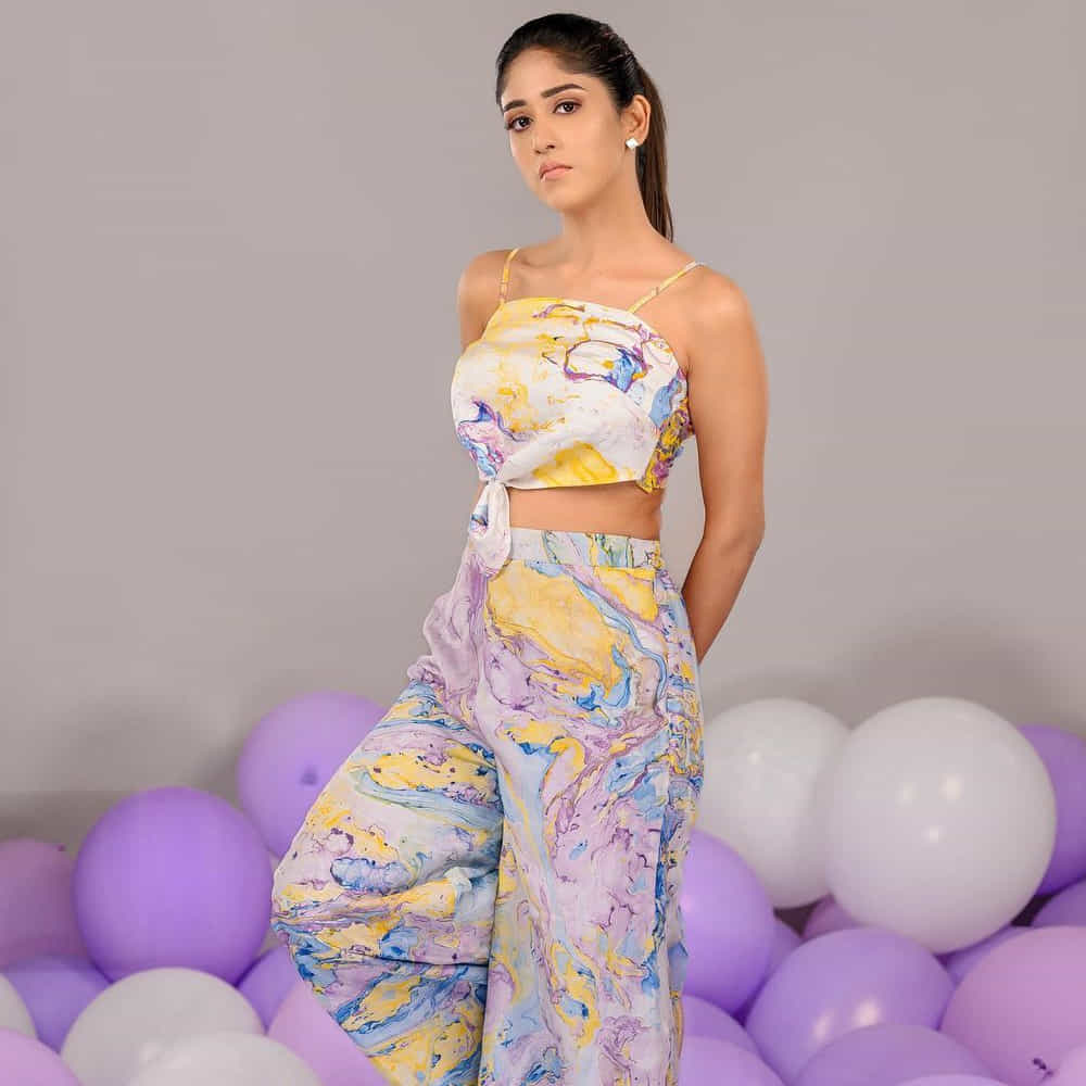 షార్ట్ ఫిలిమ్లతో కెరీర్ మొదలు పెట్టి ఇప్పుడు టాలీవుడ్ హీరోయిన్ గా ఎదుగుతున్న నటి చాందిని చౌదరి. తనదైన అందం, అభినయం , నటనతో అతికాలంలోనే మంచి గుర్తింపు సంపాదించుకుందీ వైజాగ్ బ్యూటీ. తెలుగులో ఇప్పుడు వరుస సినిమాలతో అందరికి దగ్గర అవుతుంది ఈ అమ్మడు.అదే తరహాలో న్యూ ఫోటోషూట్ తో అలరిస్తుంది చాందిని.