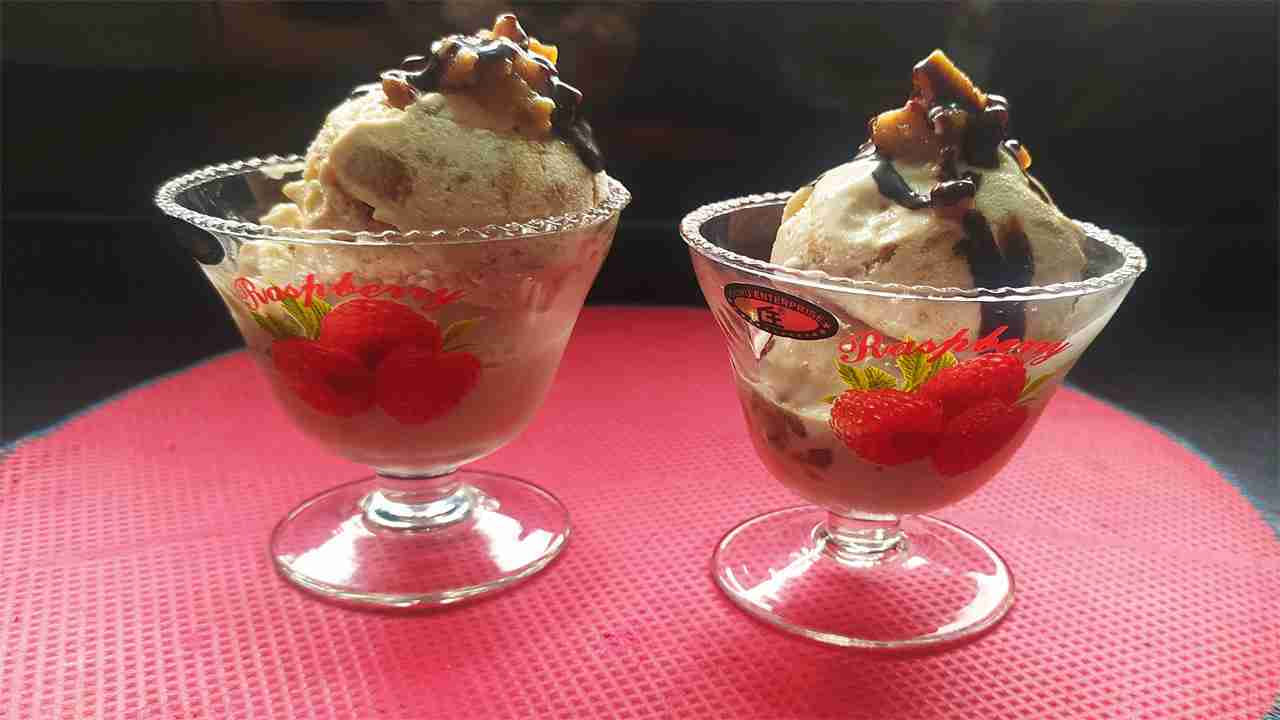 ఐస్ క్రీంను చాలా తక్కువ ఉష్ణోగ్రతల వద్ద (2 °C లేదా 35 °F కంటే తక్కువ) ఘనమైన, పాక్షిక-ఘనమైన నురుగు తయారు చేస్తారు. దాని ఉష్ణోగ్రత పెరిగేకొద్దీ ఇది మరింత సున్నితంగా మారుతుంది.