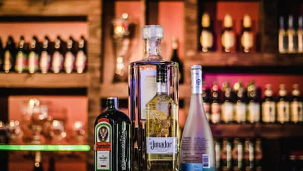 వీడి రీల్స్ పిచ్చి తగలెయ్య..! లైకుల కోసం లైవ్లోనే ఏడు వోడ్కా బాటిళ్లు గటగటా తాగేశాడు.. ఆ తర్వాత ఏం జరిగిందంటే..